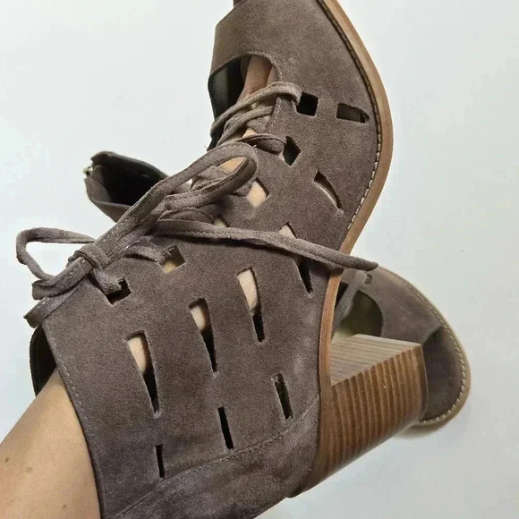 Vince Camuto Tressa Leather Lace up Heels Sandals Taupe Grey Like new! Sz 9M - Picture 14 of 14